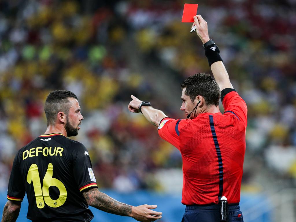 Steven Defour krijgt een directe rode kaart in de groepswedstrijd tegen Zuid-Korea op het Wereldkampioenschap in Brazilië. (26-6-2014)