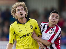 Duel tussen Arjan Swinkels en Justin Mathieu tijdens de wedstrijd Lierse SK-Willem II. (15-07-14)