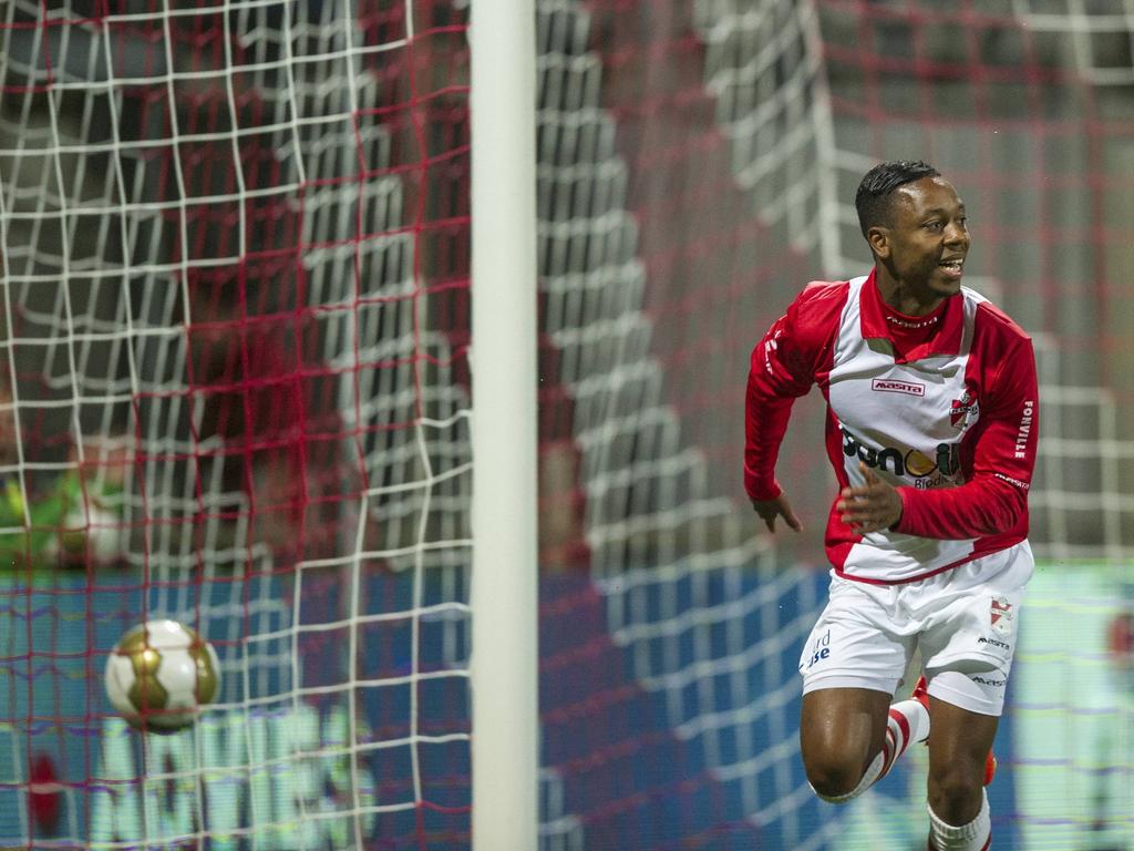 Leandro Resida viert de 5-0 (!) tijdens FC Emmen - Jong PSV Eindhoven. (22-8-2014)