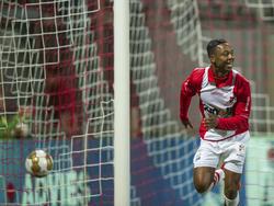 Leandro Resida viert de 5-0 (!) tijdens FC Emmen - Jong PSV Eindhoven. (22-8-2014)