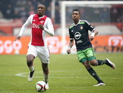 Riechedly Bazoer (l.) en Jean-Paul Boëtius (r.) rennen achter de bal aan tijdens De Klassieker tussen Ajax en Feyenoord. (25-01-2014)