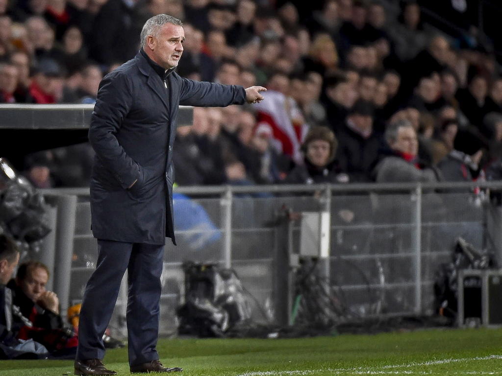 FC Utrecht trainer Rob Alflen geeft aanwijzingen aan zijn spelers tijdens de wedstrijd tegen PSV. (07-02-2015)