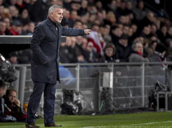 FC Utrecht-trainer Rob Alflen geeft aanwijzingen aan zijn spelers tijdens de wedstrijd tegen PSV. (07-02-2015)