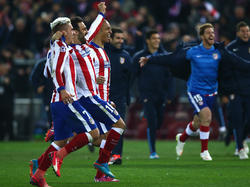Los jugadores del Atlético celebran tras el penalti fallado por Kießling. (Foto: Getty)
