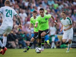 Anwar El Ghazi (m.) van Ajax stoomt op in het gewonnen oefenduel (2-0) met Panathinaikos. (10-07-2015)