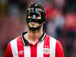 Gastón Pereiro heeft een gebroken neus en speelt tijdens het competitieduel PSV - FC Groningen met een masker. (16-08-2015)