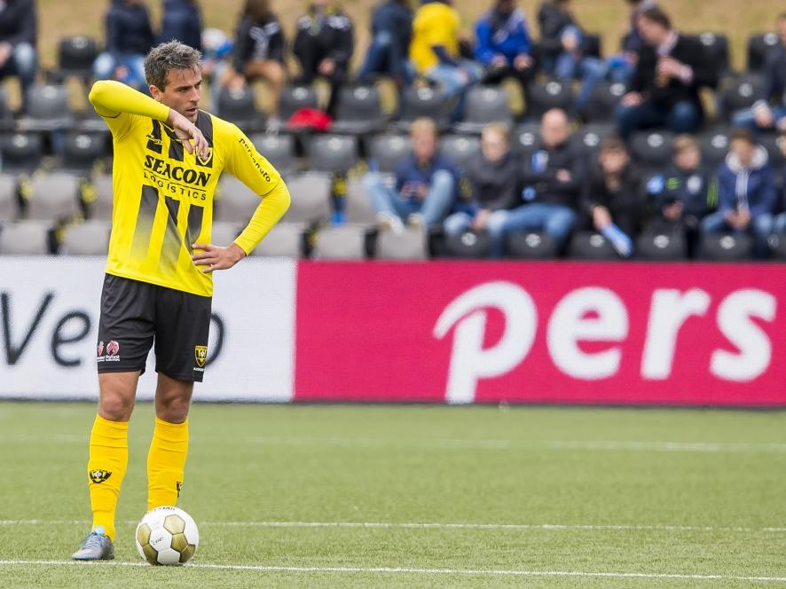 VVV-aanvaller Ralf Seuntjens staat balend bij de bal, nadat VVV opnieuw moet aftraden omdat Leon de Kogel Go Ahead op voorsprong heeft gebracht. (16-05-2016)