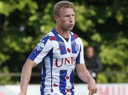 Doke Schmidt maakt na zijn blessure eindelijk weer eens wat speelminuten in het shirt van sc Heerenveen. Hier is de verdediger in actie tijdens het oefenduel met Drachtster Boys. (02-07-2016)