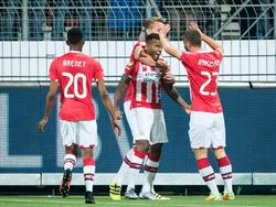 De spelers van PSV vieren het doelpunt van Luciano Narsingh (m.) tegen Excelsior. (24-09-2016)