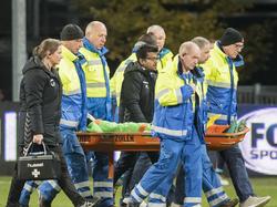 Utrecht-doelman Robbin Ruiter wordt per brancard van het veld gedragen. De sluitpost is ongelukkig op zijn nek terechtgekomen. (27-11-2016)