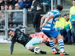 Ajax-aanvaller Amin Younes gaat naar de grond, maar neemt de bal mee. PEC Zwolle-verdediger Dirk Marcellis ziet de bal achter zich langs gaan. (15-01-2017)