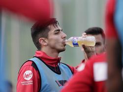Wojchiech Golla neemt een slokje drinken tijdens het trainingskamp van NEC. (06-01-2017)