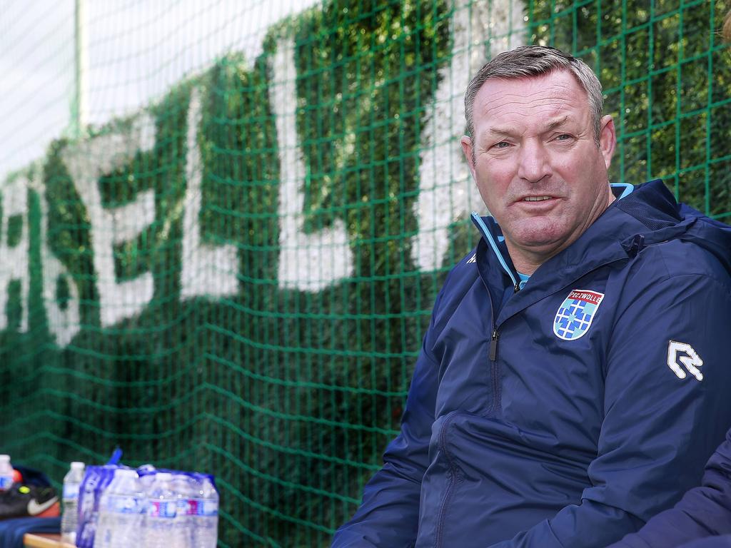 PEC Zwolle-trainer Ron Jans zit langs de kant tijdens de oefenwedstrijd PEC Zwolle - NEC Nijmegen (07-01-2017). PEC Zwolle-trainer Ron Jans zit langs de kant tijdens de oefenwedstrijd PEC Zwolle - NEC Nijmegen (07-01-2017).