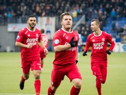 Dylan Seys (m.) heeft zijn ploeg FC Twente al vroeg op voorsprong gezet in de wedstrijd tegen PEC Zwolle. De middenvelder viert het feestje met het uitvak. (29-01-2017)