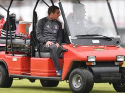 Bayern-Verteidiger Philipp Lahm musste mit einem Wagen vom Trainingsplatz gefahren werden