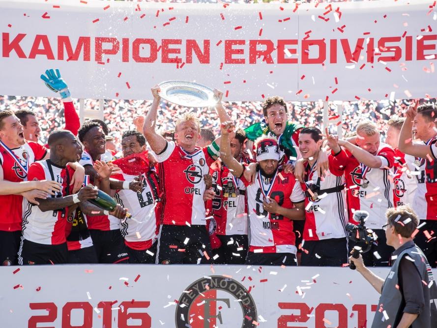 Dirk Kuyt (m.) heeft Feyenoord in het kampioensduel met Heracles Almelo op 2-0 geschoten. (14-05-2017)