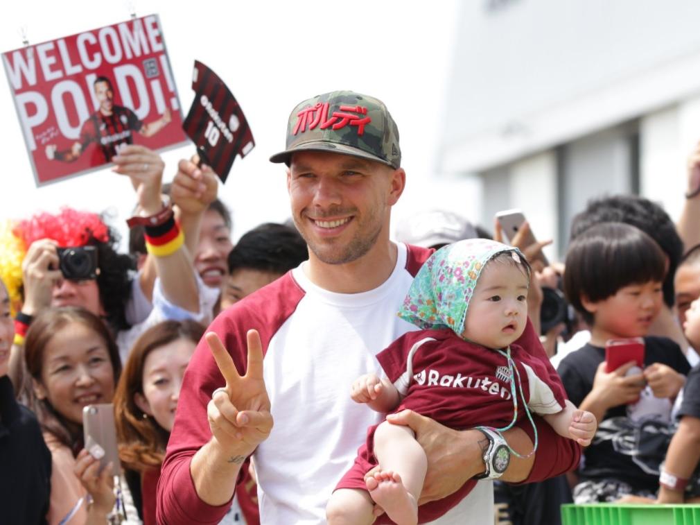 Lukas Podolski ist bei seiner Ankunft in Japan frenetisch gefeiert worden (© twitter/vissel_kobe)