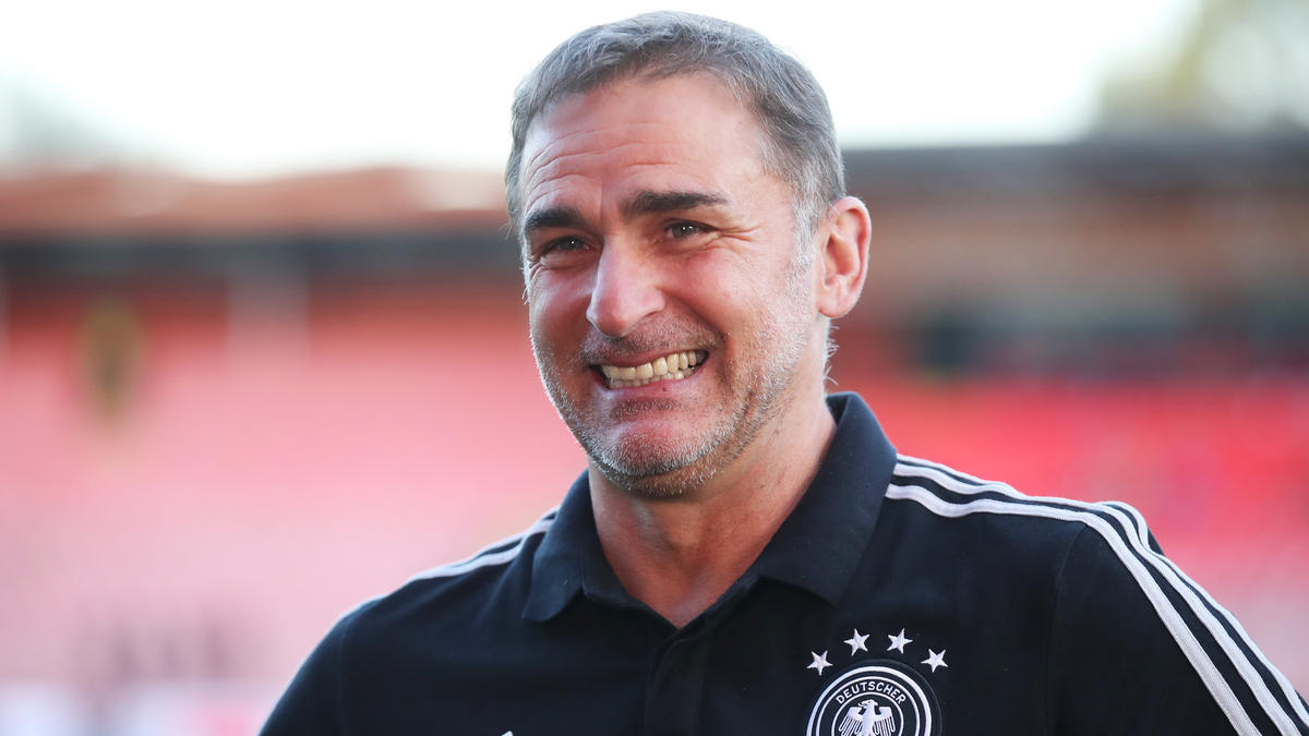 Stefan Kuntz wurde mit der deutschen U21 im Sommer Vize-Europameister Stefan Kuntz wurde mit der deutschen U21 im Sommer Vize-Europameister