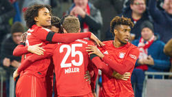 Bayern Münchens Kingsley Coman (r.) steht angeblich auf der Liste des FC Barcelona