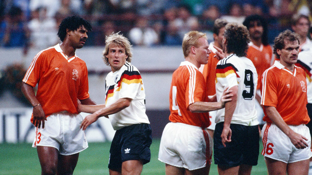 Frank Rijkaard (l.) und Rudi Völler (Nummer neun) hatten im WM-Achtelfinale viel Gesprächsbedarf