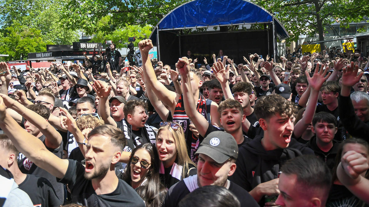 Tausende Anhänger von Eintracht Frankfurt feiern beim Fanfest auf dem Breitscheidplatz