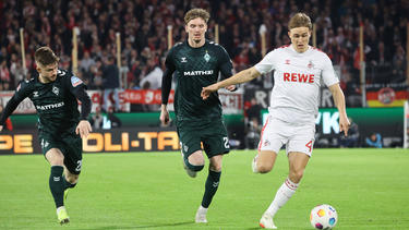 Wechselt Nick Woltemade (M.) von Werder Bremen innerhalb der Bundesliga?