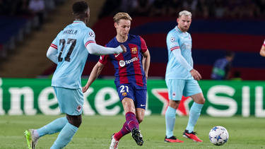Frenkie de Jong (M.) ist mit dem FC Barcelona erfolgreich in die Saison gestartet