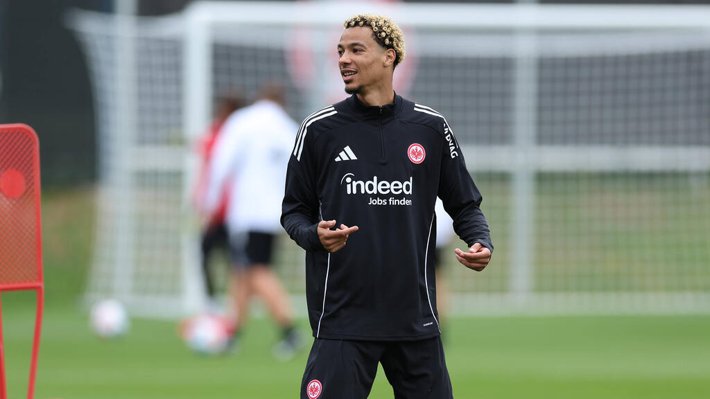 Hugo Ekitiké war trotz Wechselgerüchten beim Trainingsauftakt dabei Hugo Ekitiké war trotz Wechselgerüchten beim Trainingsauftakt dabei