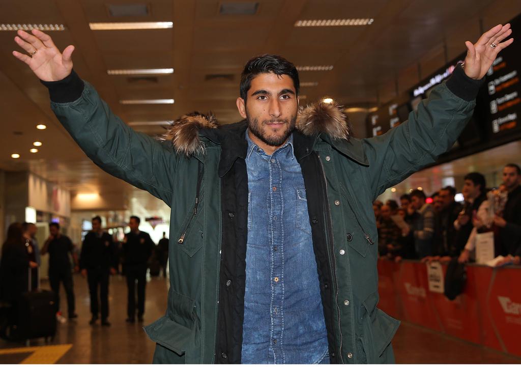 Aras Özbiliz landt op luchthaven Atatürk in Istanboel om de onderhandelingen met Beşiktaş af te ronden. (21-01-2016)