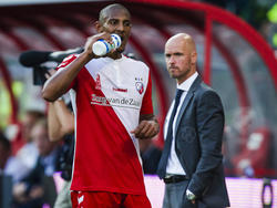 Trainer Erik ten Hag (r.) voert overleg met Sébastien Haller (l.) tijdens FC Utrecht - FC Groningen. (29-08-2015)