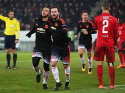Memphis Depay en Juan Mata vieren het doelpunt van de Nederlander namens Manchester United tegen FC Midtjylland in de Europa League. (18-02-2016)