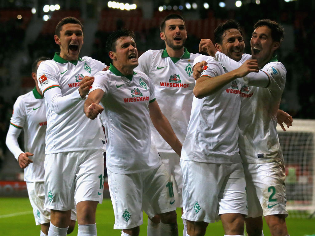 Claudio Pizarro (2.v.r.) durfte sich dreifach feiern lassen Claudio Pizarro (2.v.r.) durfte sich dreifach feiern lassen