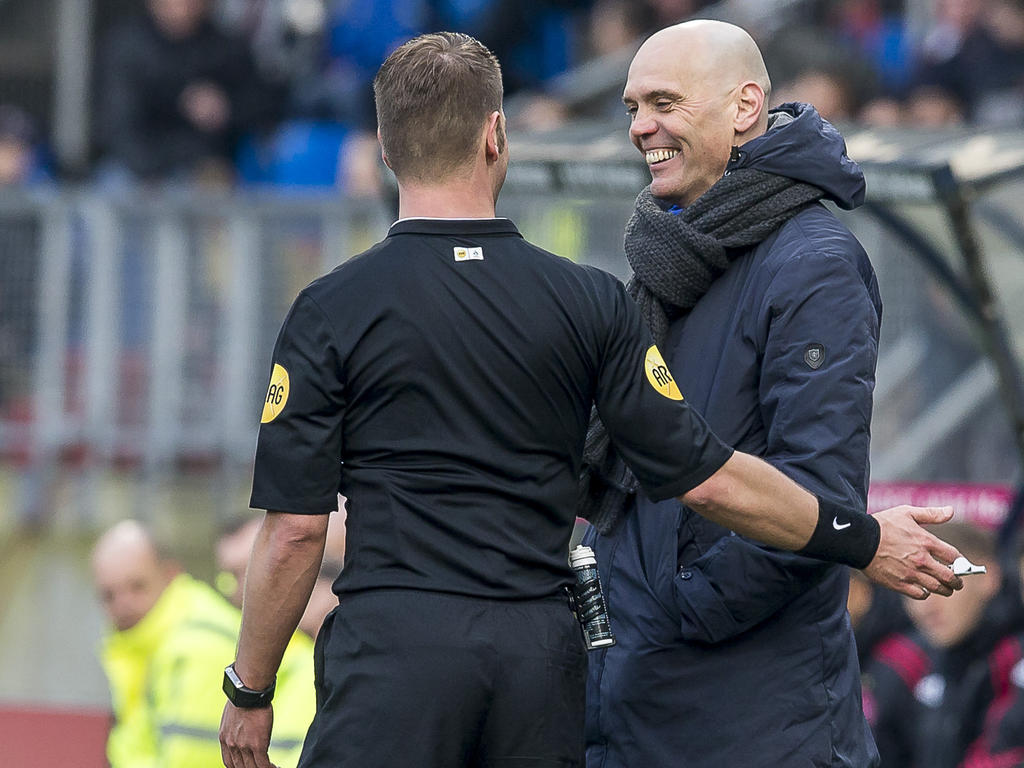 Scheidsrechter Danny Makkelie (l.) spreekt Jurgen Streppel (r.) tijdens de wedstrijd Willem II - Ajax bestraffend toe. De trainer van de Tilburgers lacht het weg. (06-03-2016) Scheidsrechter Danny Makkelie (l.) spreekt Jurgen Streppel (r.) tijdens de wedstrijd Willem II - Ajax bestraffend toe. De trainer van de Tilburgers lacht het weg. (06-03-2016)