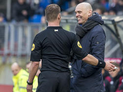 Scheidsrechter Danny Makkelie (l.) spreekt Jurgen Streppel (r.) tijdens de wedstrijd Willem II - Ajax bestraffend toe. De trainer van de Tilburgers lacht het weg. (06-03-2016)