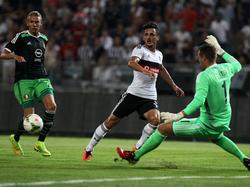 Mustafa Pektemek (m.) probeert Erwin Mulder (r.) te verschalken tijdens Beşiktaş - Feyenoord. (6-8-2014)