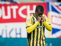 Abiola Dauda dankt zijn twee gebalde vuisten met een kusje. De spits van Vitesse scoort drie keer tegen Excelsior. (14-09-2014)