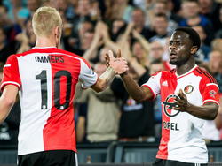 Lex Immers (l.) feliciteert Elvis 'Manutelli' Manu met zijn treffer tijdens het competitieduel Feyenoord - Heracles Almelo. (18-10-2014)