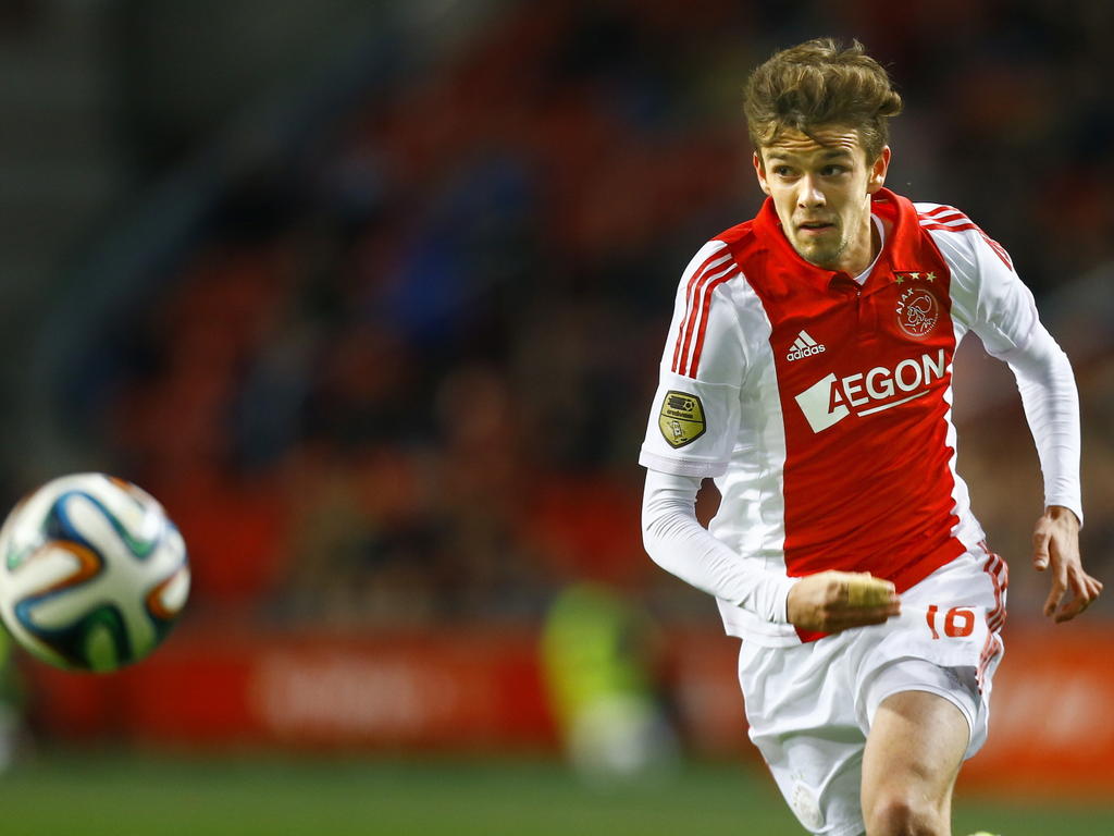 Lucas Andersen gaat achter de bal aan tijdens de competitiewedstrijd Ajax - Willem II. (06-12-2014)