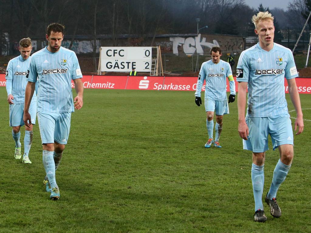 V.l.n.r: Tim Hölscher, Marc Endres, Anton Fink en Dan-Patrick Poggenberg druipen af na de nederlaag tegen Hallescher FC. (06-12-2014)