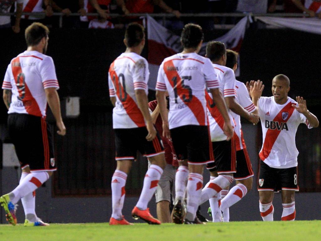Carlos Sánchez celebra un gol con sus compañeros. (Foto: Getty)