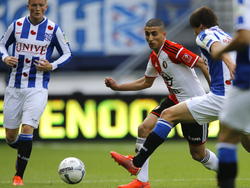 Bilal Başaçıkoğlu (m.) probeert Simon Thern (r.) te ontwijken tijdens het play-offduel sc Heerenveen - Feyenoord. (21-05-2015)