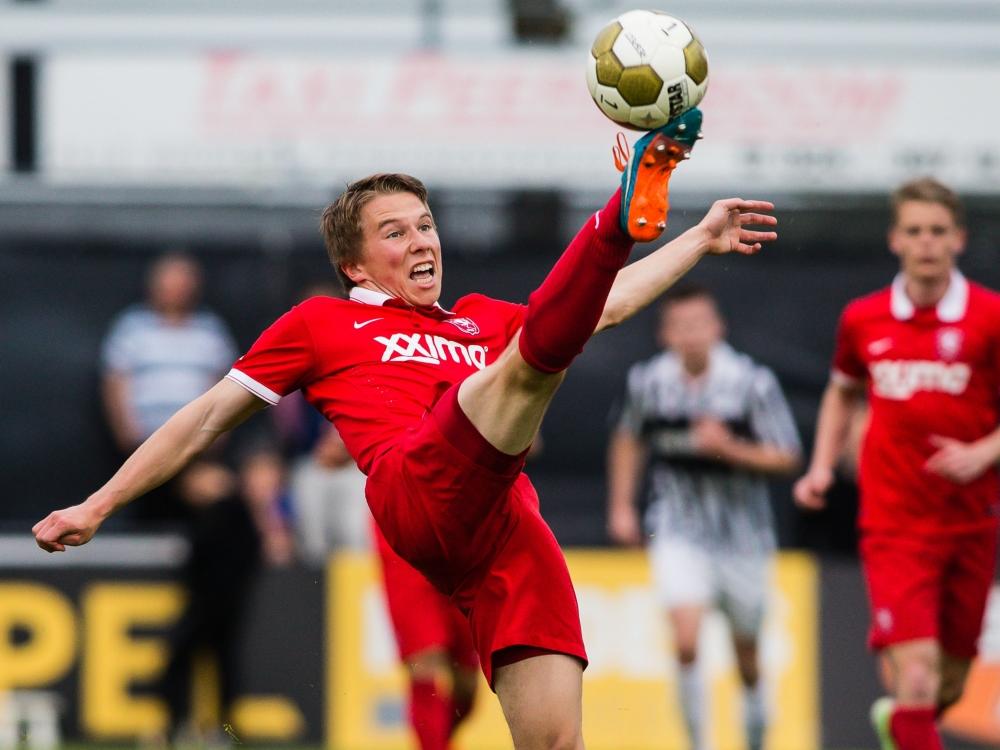 Jeroen van der Lely doet zijn uiterste best om een bal te controleren tijdens de laatste competitiewedstrijd in de Jupiler League tussen Achilles '29 en Jong FC Twente. (08-05-2015)