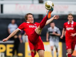 Jeroen van der Lely doet zijn uiterste best om een bal te controleren tijdens de laatste competitiewedstrijd in de Jupiler League tussen Achilles '29 en Jong FC Twente. (08-05-2015)
