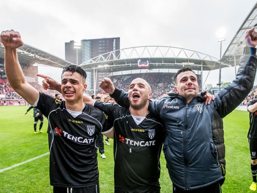Joey Pelupessy (l.), Iliass Bel Hassani (m.) en Thomas Bruns kunnen hun geluk niet op. De spelers van Heracles Almelo winnen van FC Utrecht en verdienen daarmee een ticket voor de voorrondes van de Europa League. (22-05-2016)