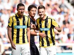 Tijdens het vriendschappelijke duel tussen Newcastle United en Vitesse Arnhem hebben de Nederlanders Arnold Kruiswijk (l.), Darry Janmaat (m.) en Ricky van Wolfswinkel (r.) een onderonsje. (30-07-2016)