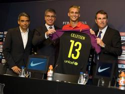 Jasper Cillessen (m.) laat het keepersshirt zien waarin hij de clubkleuren van FC Barcelona de komende seizoenen gaat verdedigen. (26-08-2016)