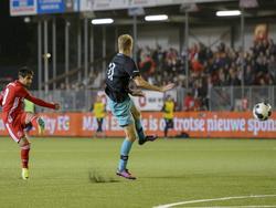 Yener Arica (l.) legt aan voor een schot namens Almere City. Jong PSV is op bezoek in  het Yanmar stadion. (14-10-2016)