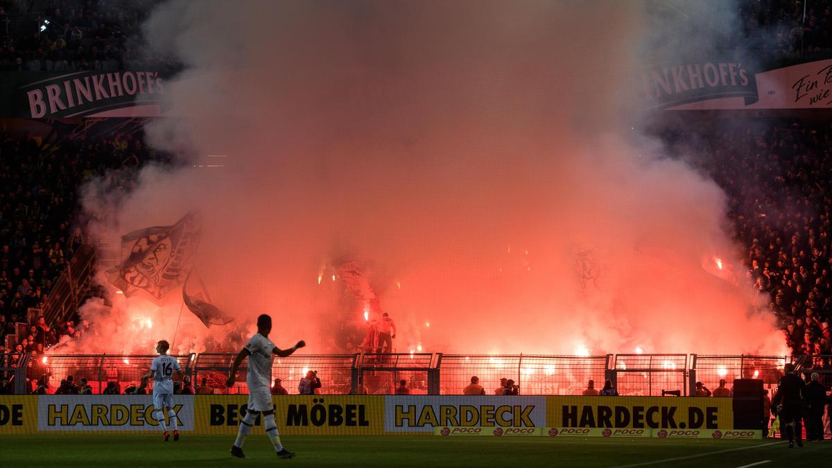 Nach Pyro Party Beim Bvb Saftige Geldstrafe Fur Bayer Leverkusen