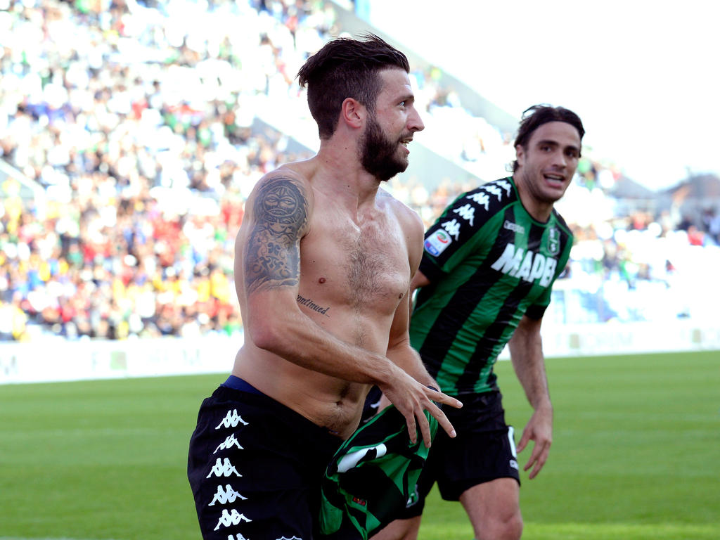 Pietro Iemmello erlöste Sassuolo gegen Crotone knapp vor Schluss und feierte seinen Treffer oben ohne
