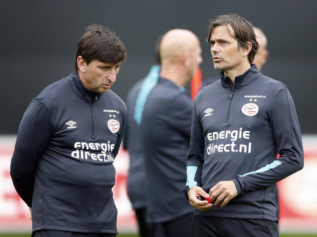 PSV-trainer Phillip Cocu (r.) is in gesprek met spitsentrainer Luc Nilis (l.) tijdens een training van PSV (27-06-2016).